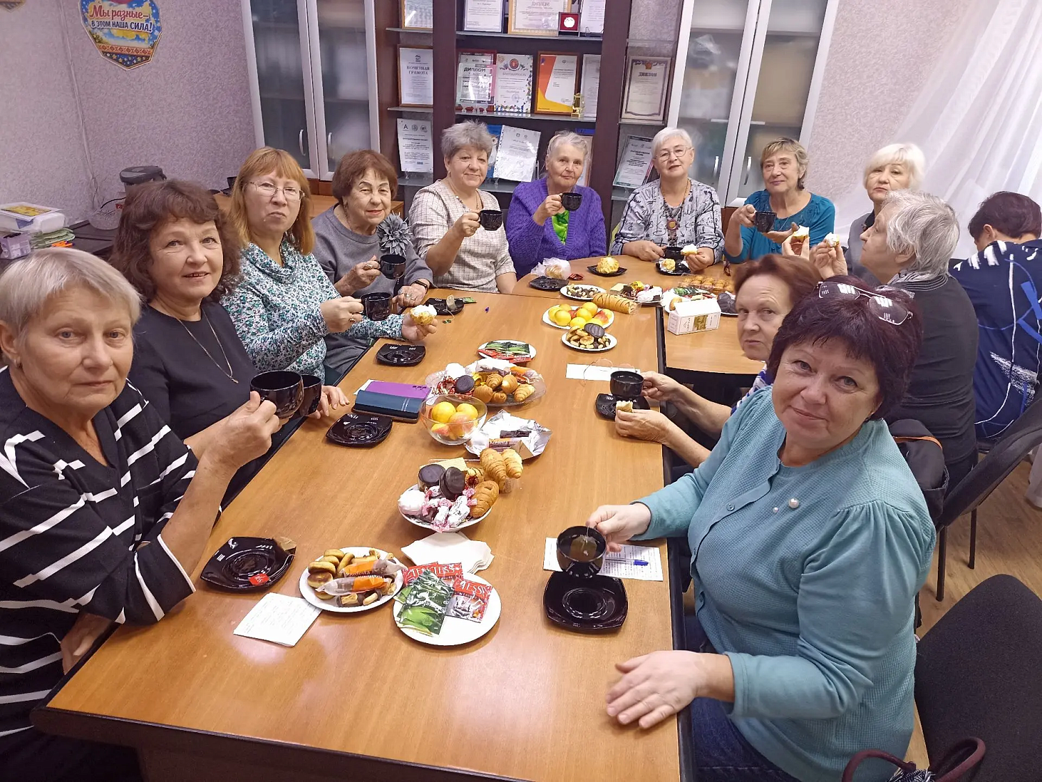 ЛЮДИ СТАРШЕГО ВОЗРАСТА НАХОДЯТ ЗАНЯТИЯ ПО ИНТЕРЕСАМ В ЦЕНТРЕ ЗДОРОВОГО ДОЛГОЛЕТИЯ